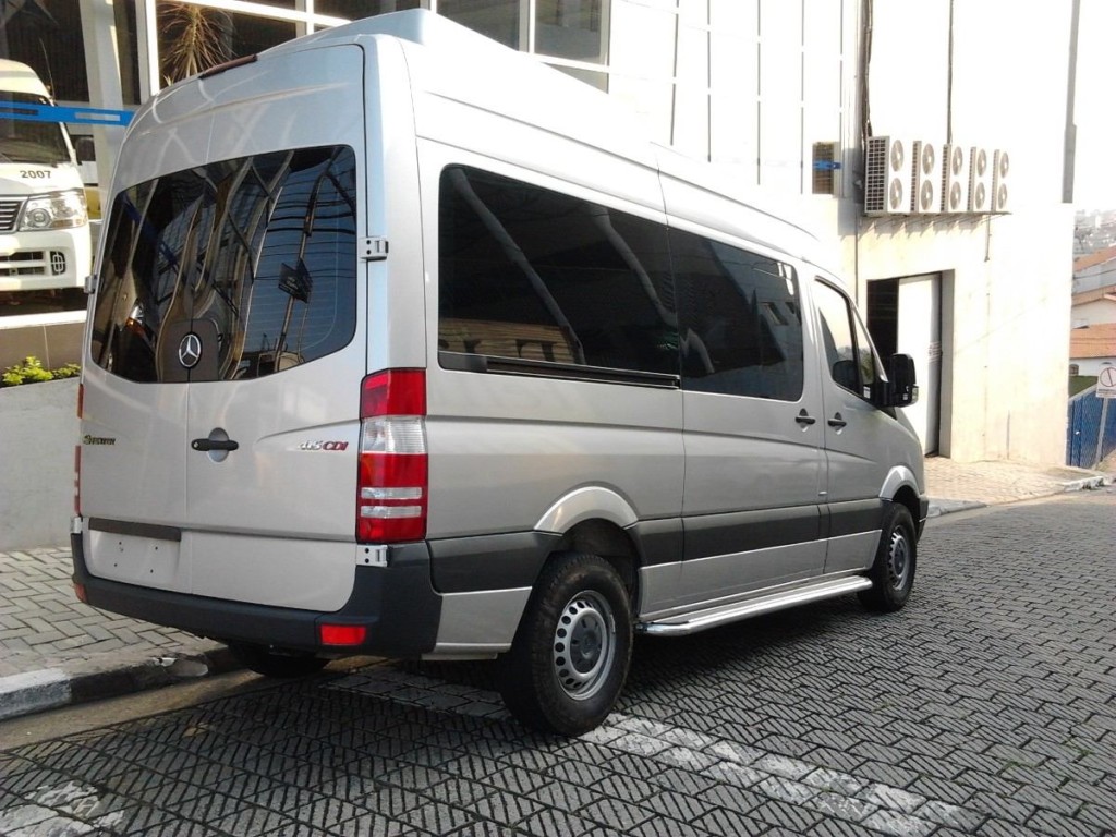 Locar a van para festa em Belo Horizonte - Van Sprinter 415 - 15 Lugares